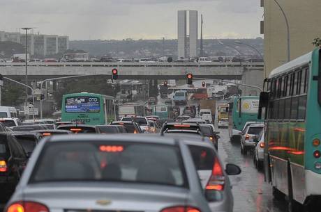 Ônibus e carros disputam espaço nas ruas do Distrito Federal
