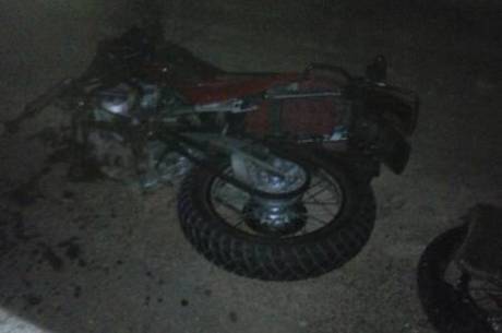 Roda da moto foi arrancada com o impacto da batida