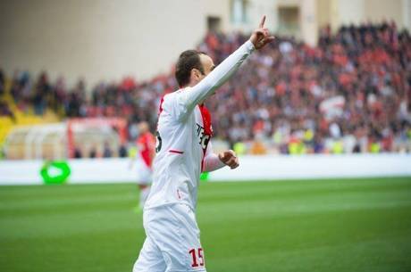 Berbatov comemora gol marcado em clássico contra o Nice