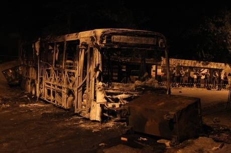 Moradores colocam fogo em ônibus durante protesto