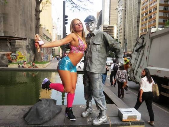 Barbie Fitness Fotografa Em Caminhão De Lixo E Causa Alvoroço Na Avenida Paulista Fotos R7 Moda 