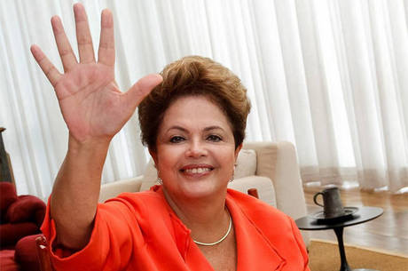Dilma fez até “high five” a pedido de um internauta no bate-papo Dilma fez até “high five” a pedido de um internauta no bate-papo