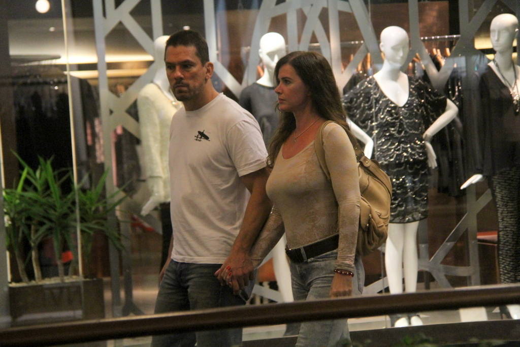 Luma de Oliveira troca beijos e carinhos com namorado em passeio Fotos R7 TV e Entretenimento Luma de Oliveira troca beijos e carinhos com namorado em passeio Fotos R7 TV e Entretenimento