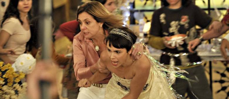 O embate entre Carminha (Adriana Esteves) e Nina (Débora Falabella) em Avenida Brasil: trama hipnotiza argentinos