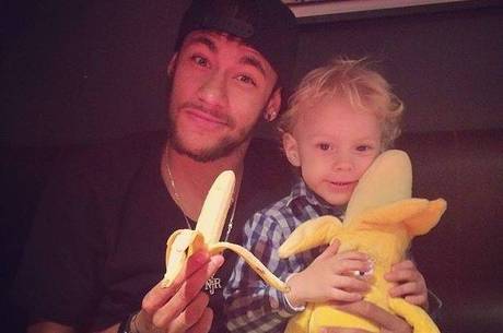 Neymar apareceu ao lado do filho comendo banana