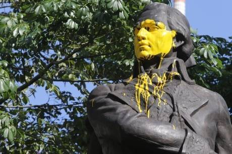 Estátua do herói Francisco de Miranda foi pintada de amarelo Estátua do herói Francisco de Miranda foi pintada de amarelo