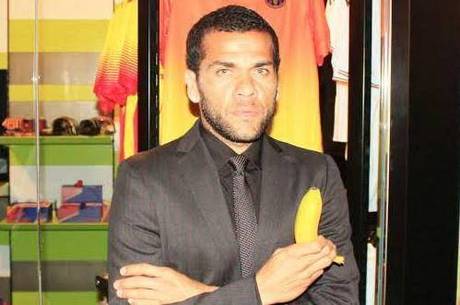 Daniel Alves quer conscientizar as pessoas contra o racismo Daniel Alves quer conscientizar as pessoas contra o racismo