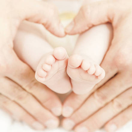 De acordo com a OMS (Organização Mundial da Saúde), existem 8 mil tipos de doenças raras no mundo. Elas são consideradas assim porque afetam, no máximo, 65 pessoas em cada grupo de 100 mil. Ou seja: uma para cada 2 mil pessoas. A grande maioria, 80%, tem origem genética, por isso não são curáveis, mas algumas possuem tratamentos que amenizam ou retardam os sintomas. No Brasil, segundo um estudo feito pela Associação da Indústria Farmacêutica de Pesquisa (Interfarma), existem 13 milhões de pessoas com algum tipo de doença rara