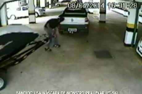Câmeras motram o homem disfarçado com máscara de monstro engatando o jet ski na picape Câmeras motram o homem disfarçado com máscara de monstro engatando o jet ski na picape