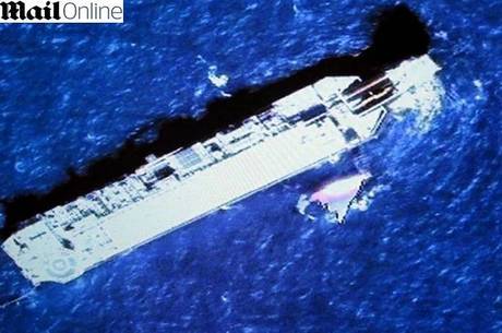 A imagem mostra os destroços com possíveis cores da empresa Malaysia Airlines
A imagem mostra os destroços com possíveis cores da empresa Malaysia Airlines