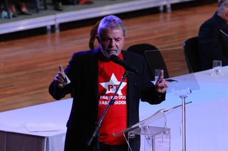 Veteranos do PT lembram que as cores tradicionais do partido estiveram presentes na vitoriosa campanha de Lula em 2002
Veteranos do PT lembram que as cores tradicionais do partido estiveram presentes na vitoriosa campanha de Lula em 2002
