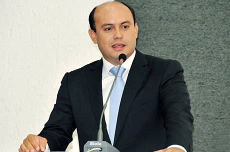 Cardoso foi condenado pelo uso de 34 notas frias Cardoso foi condenado pelo uso de 34 notas frias