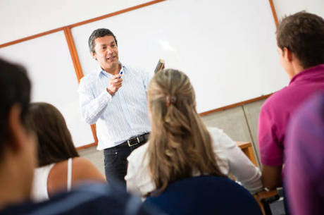 Formação de docentes no País tem desafios a serem superados Formação de docentes no País tem desafios a serem superados