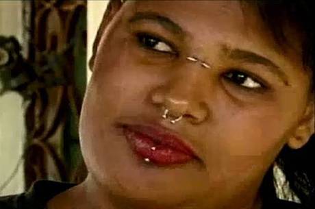 "Tem alguém nos observando", diz Priscilla "Tem alguém nos observando", diz Priscilla