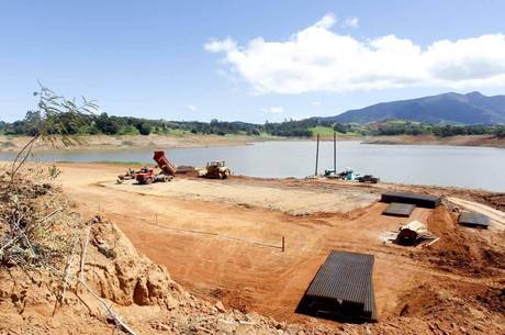 Obra para bombear água ao lado mais crítico da represa do Jacareí