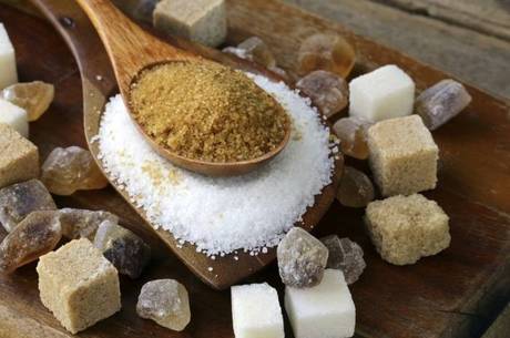 Em 100 gr de um açúcar bem escuro, o mascavo, existem 85 mg de cálcio, 29 mg de magnésio, 22 mg de fósforo e 346 mg de potássio