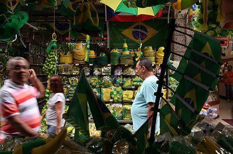 Consumidores caminham entre as lojas da Saara, zona de comércio popular no Rio