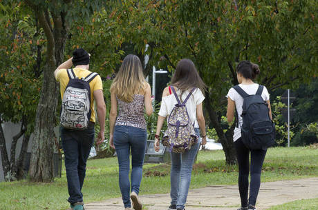 Greve de funcionários, alunos e docentes da USP teve início no dia 27 de maio em decorrência da crise financeira Greve de funcionários, alunos e docentes da USP teve início no dia 27 de maio em decorrência da crise financeira