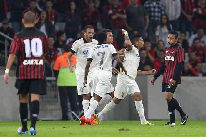 Virada corintiana mancha festa do Atlético em jogo-teste da Arena