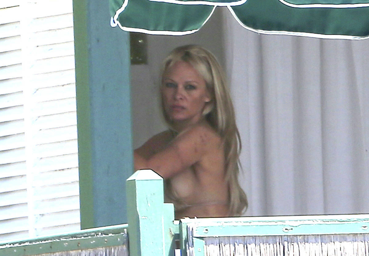 Pamela Anderson mostra seios e flacidez com biquíni pequeno em Cannes – R7  Entretenimento