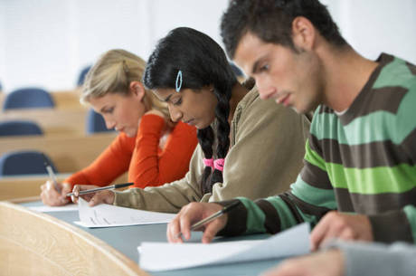 Os cursos têm carga horária presencial de quatro aulas de 60 minutos Os cursos têm carga horária presencial de quatro aulas de 60 minutos