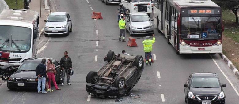 Carro capotou e deixou motorista ferida na Ponte João Dias
