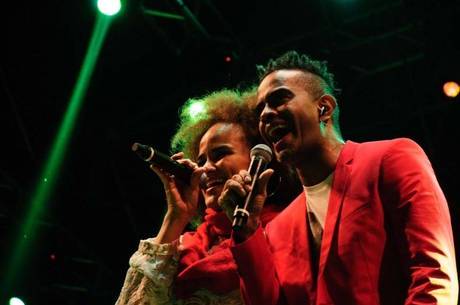 Luciana Mello e Jair Oliveira homenageiam o pai na Virada Cultural Luciana Mello e Jair Oliveira homenageiam o pai na Virada Cultural