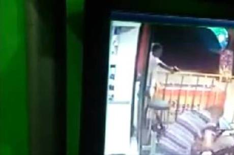 Pelas imagens, menor desce da bicicleta, efetua dois tiros à queima roupa e depois foge Pelas imagens, menor desce da bicicleta, efetua dois tiros à queima roupa e depois foge