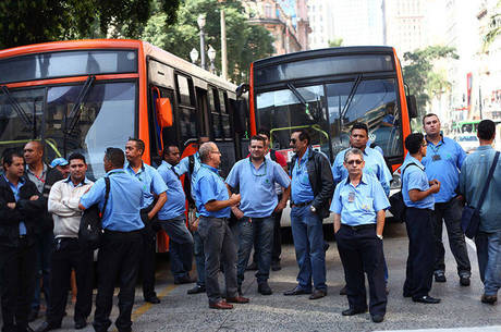 A cidade vive mais um dia de caos com paralisação de motoristas de ônibus desde as 8h A cidade vive mais um dia de caos com paralisação de motoristas de ônibus desde as 8h