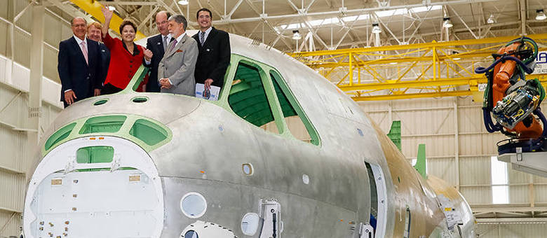 Dilma diz que o governo quer o avião cargueiro KC-390 no mundo inteiro -  Notícias - R7 Brasil