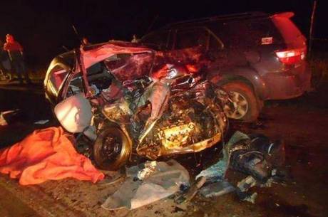 Carro ficou completamente destruído após batida
Carro ficou completamente destruído após batida