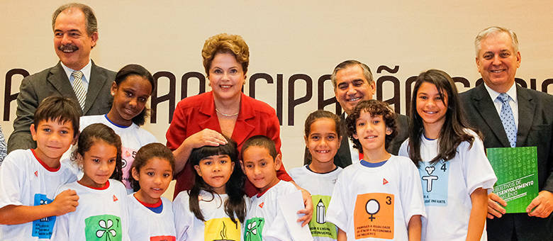Dilma Rousseff disse a manifestantes que todos eram democráticos e avisou que todos têm direito de protestar Dilma Rousseff disse a manifestantes que todos eram democráticos e avisou que todos têm direito de protestar