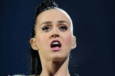 Katy Perry pisou em falso em show nos Estados Unidos
