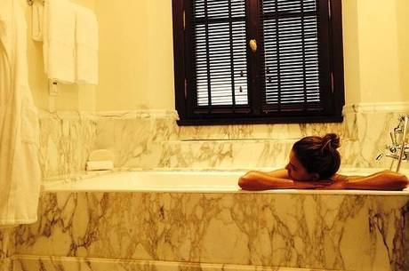 Mariana Rios relaxa na banheira em foto publicada no Instagram