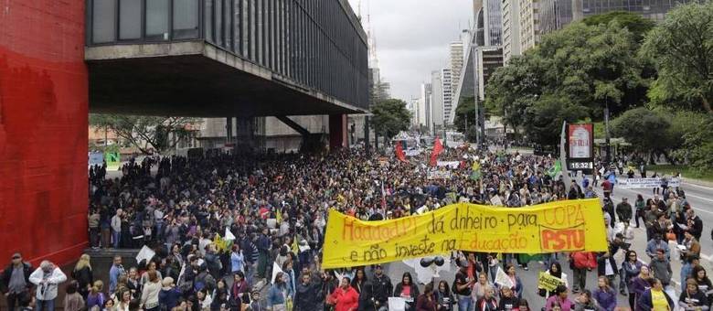 O protesto começou no vão livre do Masp, na avenida Paulista, no início da tarde desta terça-feira (27) O protesto começou no vão livre do Masp, na avenida Paulista, no início da tarde desta terça-feira (27)