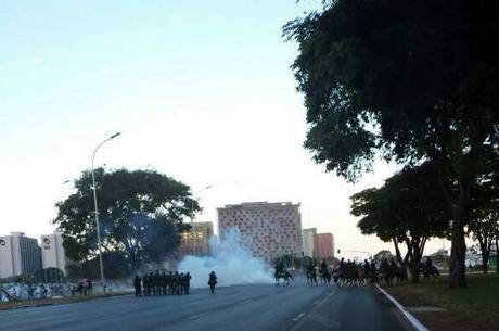 Protesto em Brasília terminou com manifestantes e policiais feridos