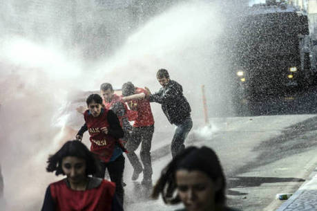 Na Turquia (foto), polícia dispersa manifestantes com jatos de água Na Turquia (foto), polícia dispersa manifestantes com jatos de água