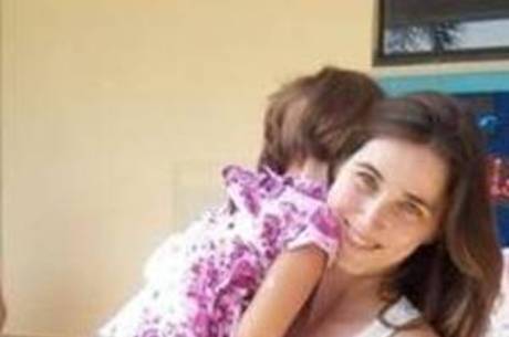 Katiele Fisher com a filha Anny no colo Katiele Fisher com a filha Anny no colo