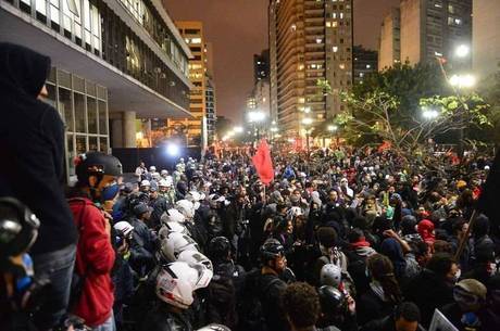Manifestantes e policiais durante protesto na avenida Paulista Manifestantes e policiais durante protesto na avenida Paulista