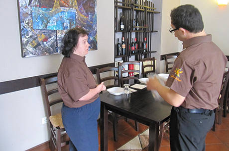 Funcionários trabalham na cozinha, como garçons ou na fabricação de doces Funcionários trabalham na cozinha, como garçons ou na fabricação de doces