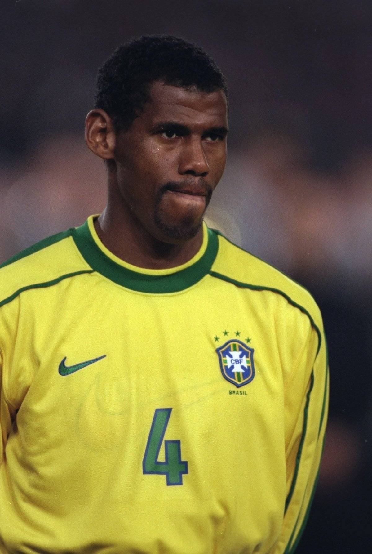 O MELHOR JOGADOR DE CADA SELEÇÃO NOS ANOS 90 