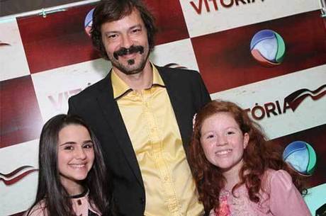 Heitor posa para foto ao lado de integrantes do elenco infantil Heitor posa para foto ao lado de integrantes do elenco infantil