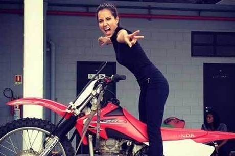Em preparação, Maytê Piragibe encarou aulas de motocross Em preparação, Maytê Piragibe encarou aulas de motocross