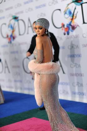 Rihanna usa vestido que deixa parte do bumbum à mostra