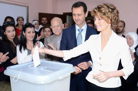 Bashar al Assad e a mulher, Asma, votaram na cidade de Damasco