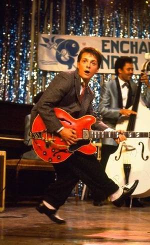 Marty toca guitarra nos anos 50 Marty toca guitarra nos anos 50