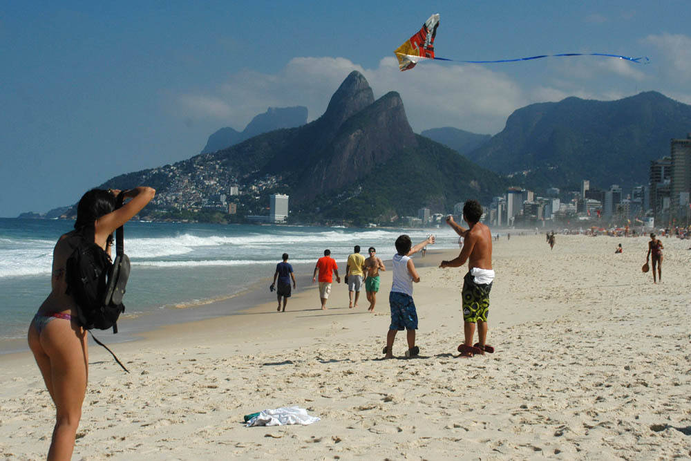 Cariocas E Turistas Curtem Dia De Praia No Rio Fotos R7 Rio De Janeiro