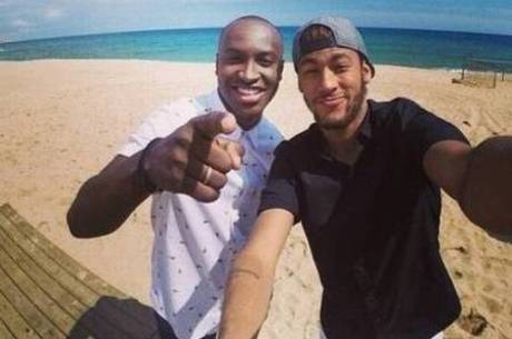 Thiaguinho convidou o amigo Neymar para participar de clipe