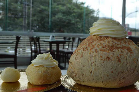 Quer? Pão de queijo de 1 kg deve ser devorado em 10 minutos Quer? Pão de queijo de 1 kg deve ser devorado em 10 minutos