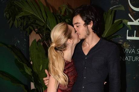 Isabelle Drummond conta que ganhou músico de namorado Isabelle Drummond conta que ganhou músico de namorado